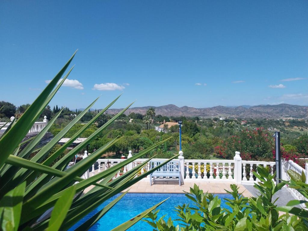 uitzicht op het zwembad vanaf het balkon van een huis bij B&B Finca Sueño de Vida in Alhaurín de la Torre
