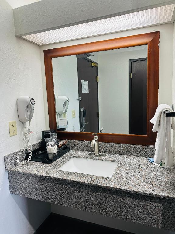 Baymont by Wyndham Piqua - King Room - Non Fumatori