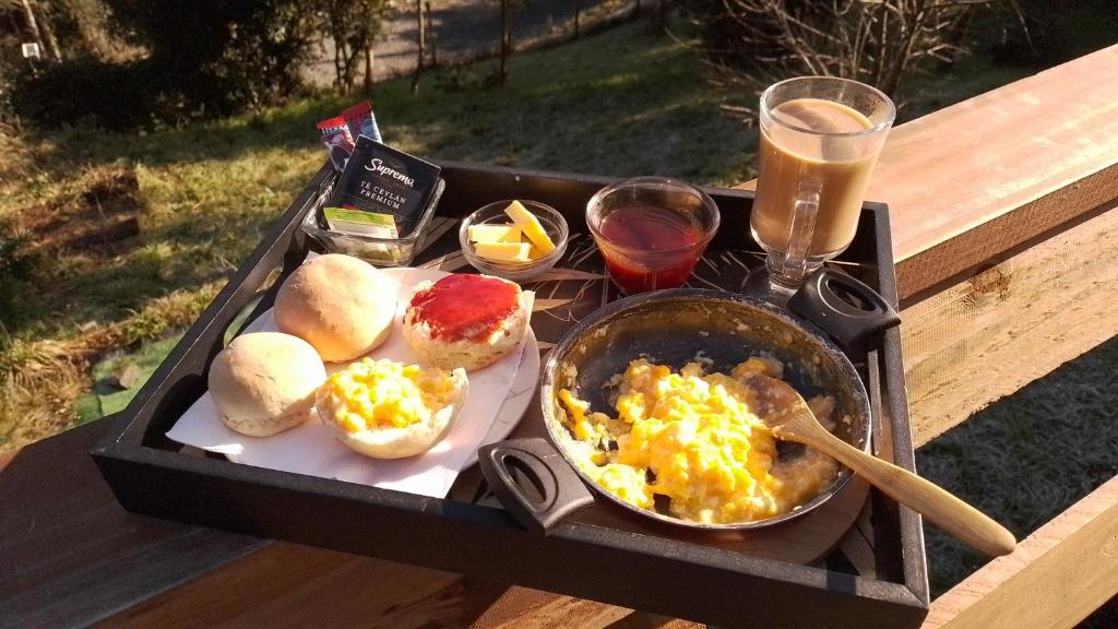 - un plateau de petit-déjeuner sur une table de pique-nique dans l'établissement Cabañas Loft Alto Arrayan Cochamó, à Cochamó