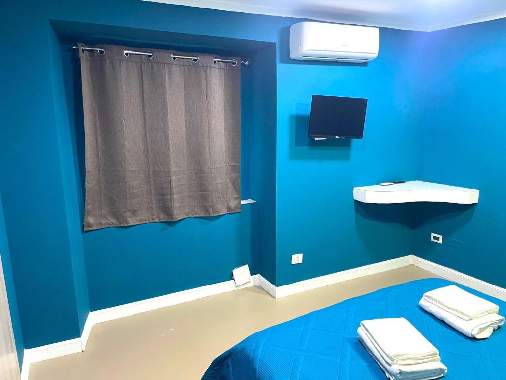 Televízia a/alebo spoločenská miestnosť v ubytovaní Bed and Breakfast Napoli Centro storico