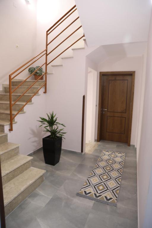 Fotografie z fotogalerie ubytování --HOTEL DEAL-- Rooms With Castle View v destinaci Krujë