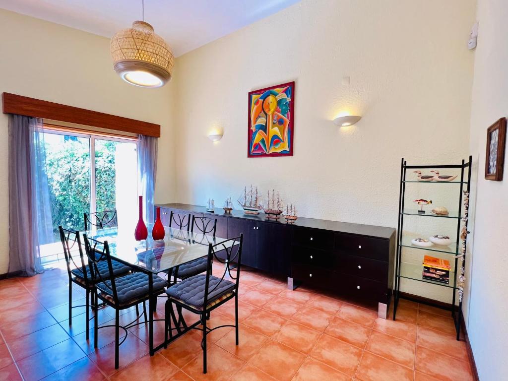 Vila ChãにあるBeach & Pool House @ Mindeloのダイニングルーム(テーブル、椅子付)