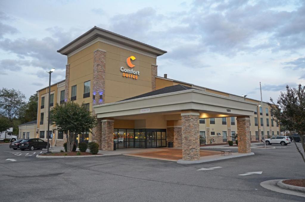 un edificio con un cartel en la parte delantera en Comfort Suites Salem-Roanoke I-81, en Salem