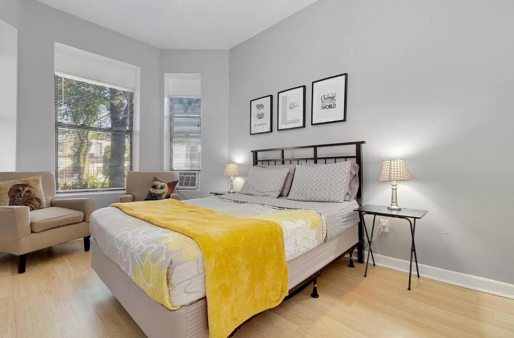 - une chambre avec un lit doté d'une couverture jaune dans l'établissement Spacious 3 BR Apartment Close to Downtown, à Chicago