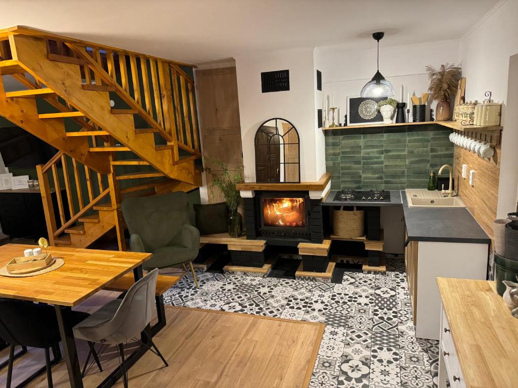 un salon avec un escalier et une cheminée dans l'établissement Casa Rustik Nyaraló, à Praid