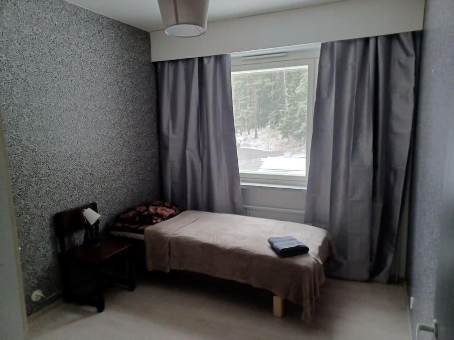 ラハティにあるLyberty apartment Myllymäki 5/22の小さなベッドルーム(ベッド1台、窓付)