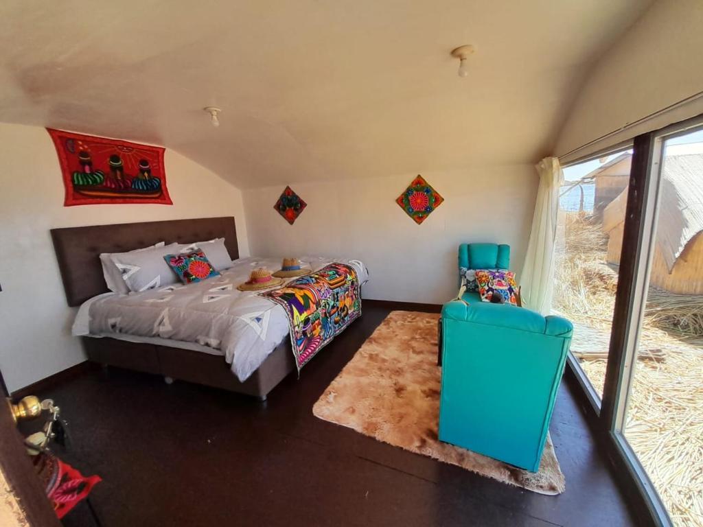 1 dormitorio con cama y ventana en Suma uta lodge, en Puno