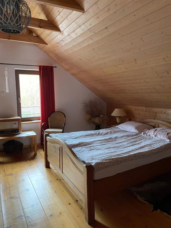 Llit o llits en una habitació de Kmiecikówka