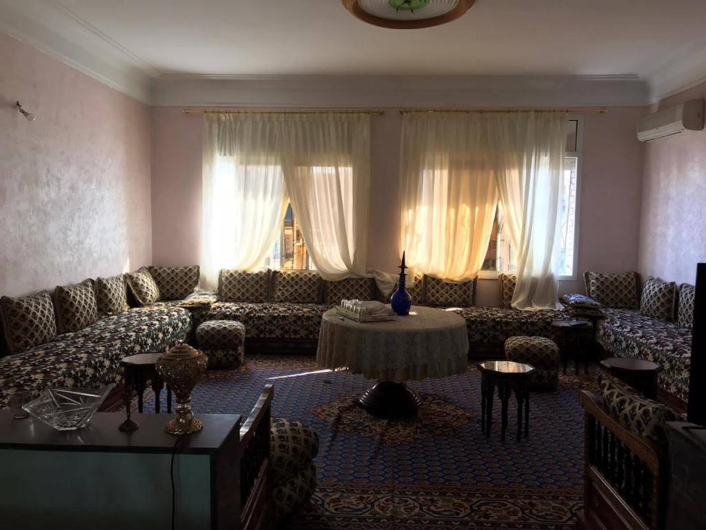 ein Wohnzimmer mit Sofas und einem Tisch in der Unterkunft Havre de paix in Fès