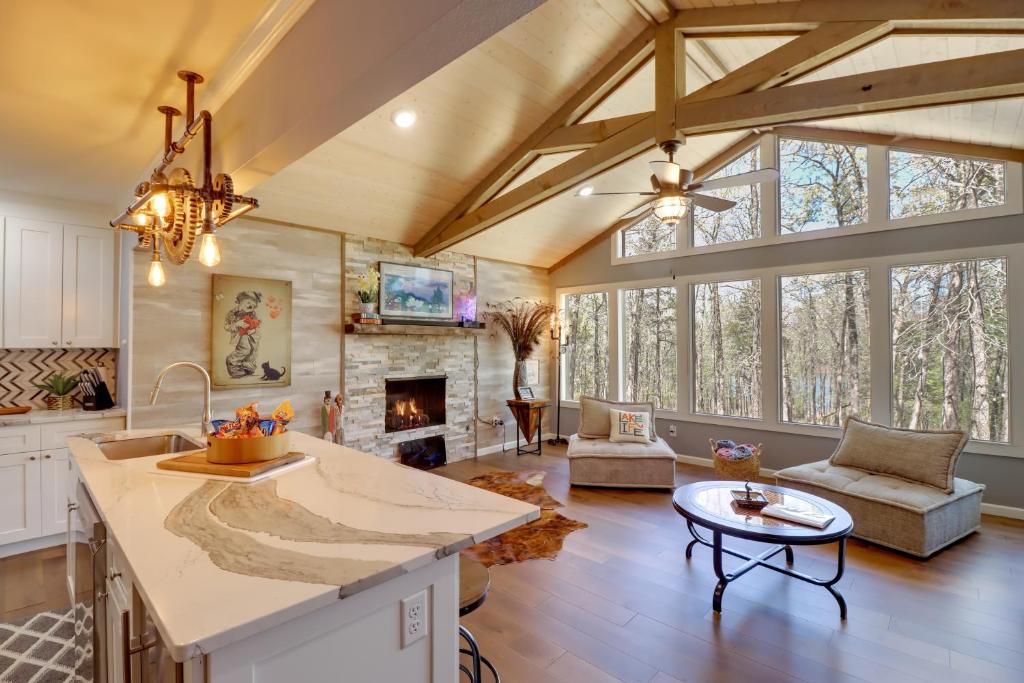 Lakeside Retreat on 10 Acres 2 Mi to Greers Ferry, Fairfield Bay