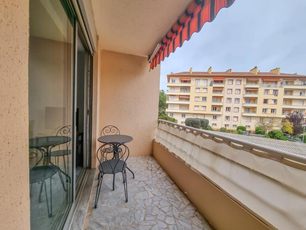 - un balcon avec deux chaises et une table dans l'établissement Les Tournesols, à Hyères