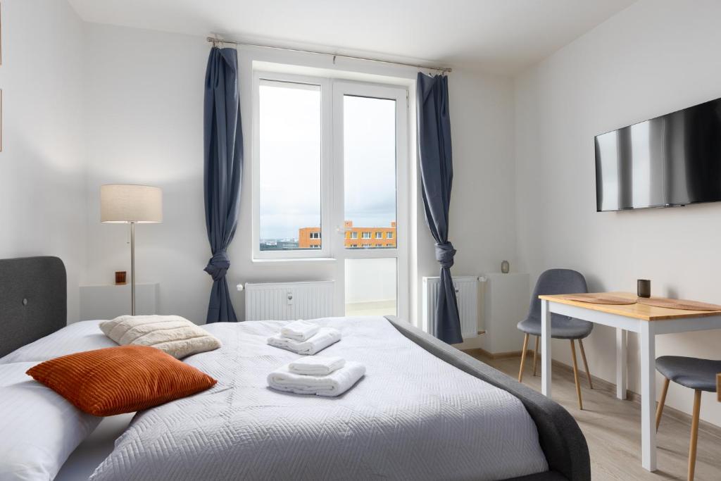 Postel nebo postele na pokoji v ubytování Apartmán u metra s terasou