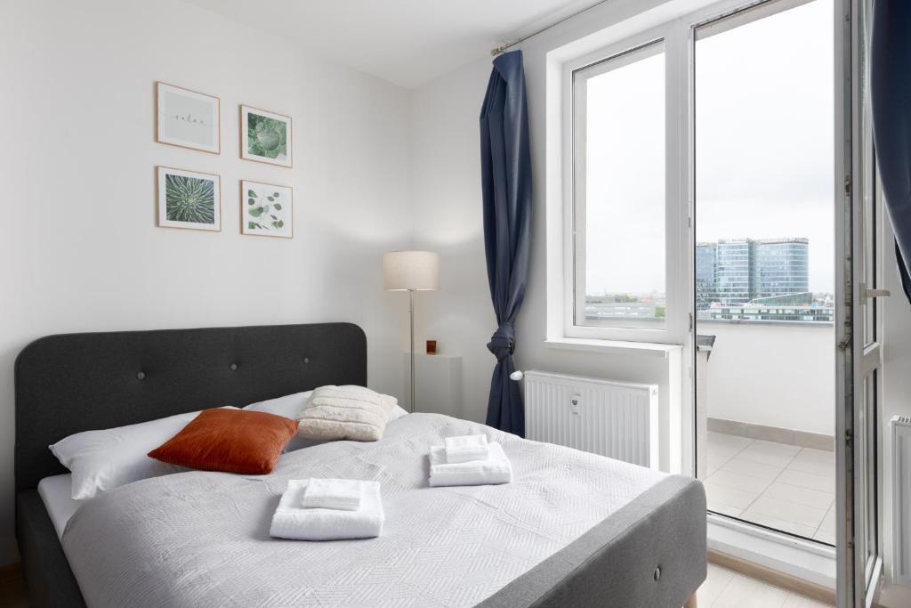 Postel nebo postele na pokoji v ubytování Apartmán u metra s terasou