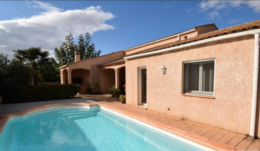 une piscine devant une maison dans l'établissement Charmante dépendance au centre historique à Agde, à Agde
