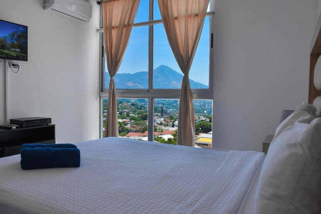Кровать или кровати в номере Volcano Views Apartment