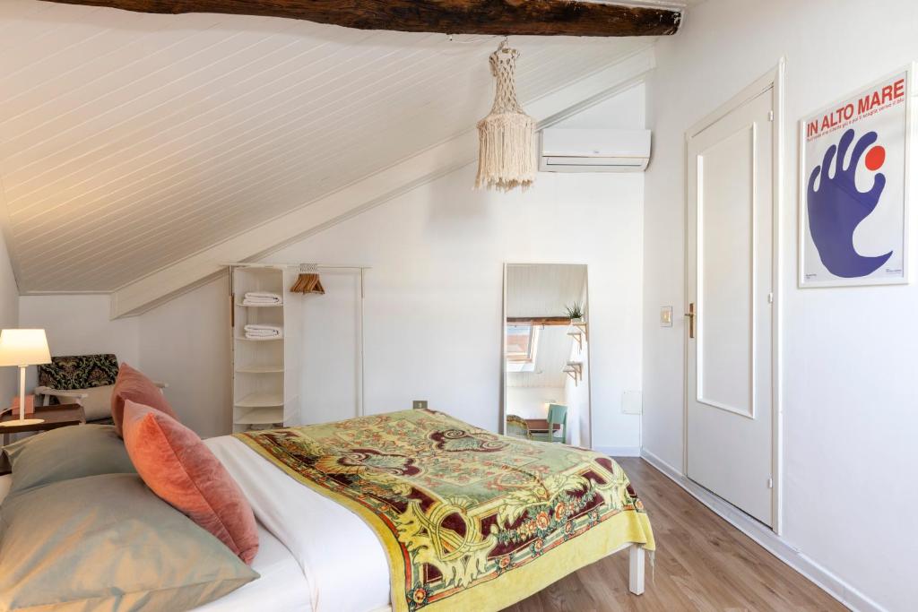 Posteľ alebo postele v izbe v ubytovaní HOMESTAY rooftop