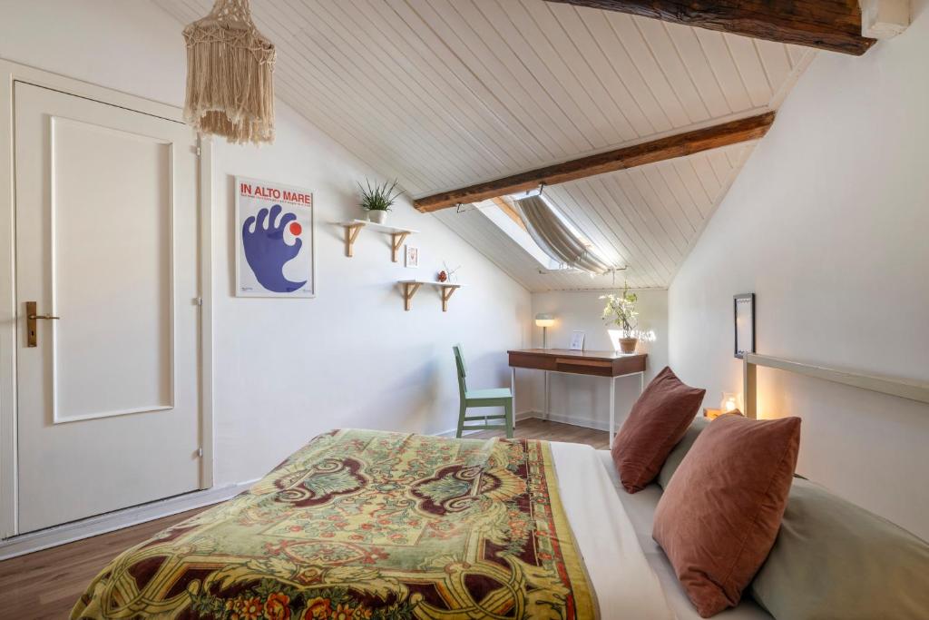 Posteľ alebo postele v izbe v ubytovaní HOMESTAY rooftop