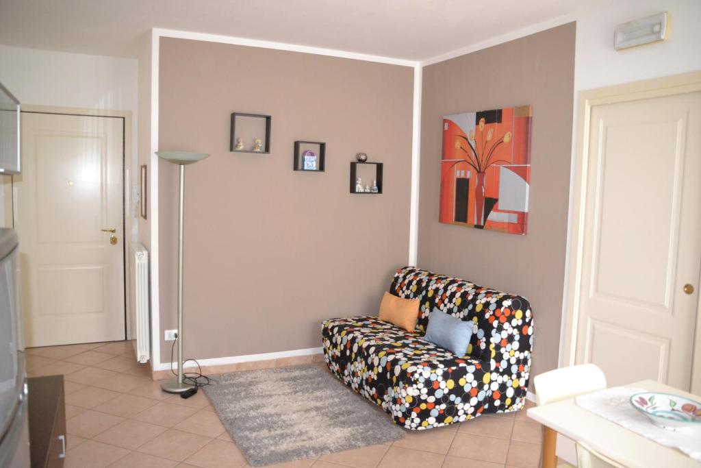 a living room with a couch and a table at Casa Rosina + box per auto 2 bici 1,5km dalle mura in Lucca