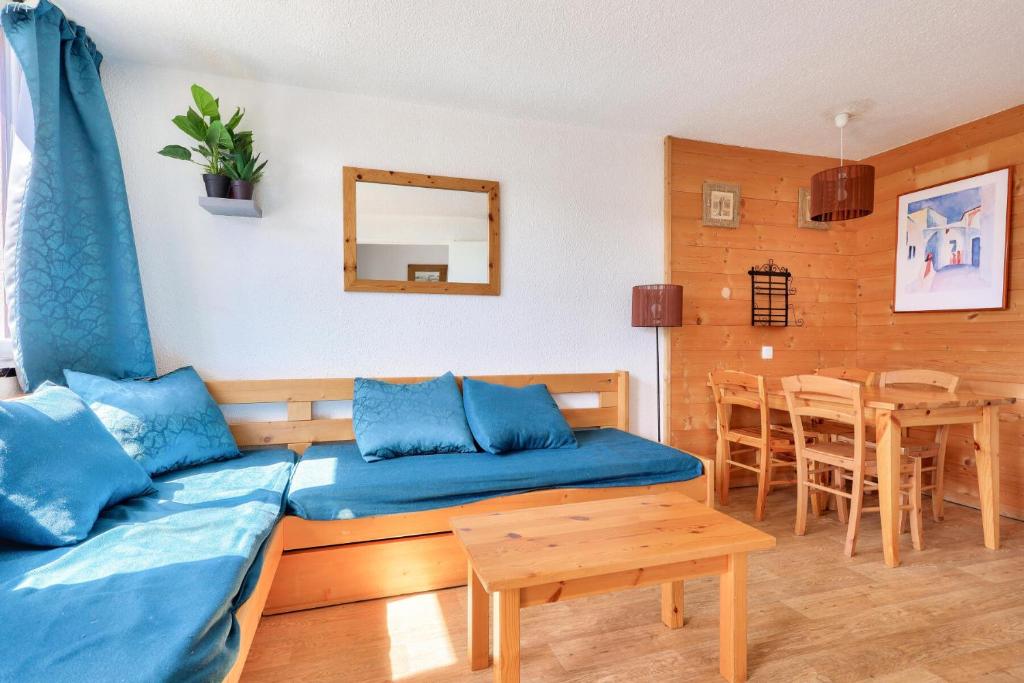 un salon avec un canapé et une table dans l'établissement Résidence Les Alpages - maeva Home - Appartement 2 pièces 5 personnes - Sélection MAE-2944, à Morzine