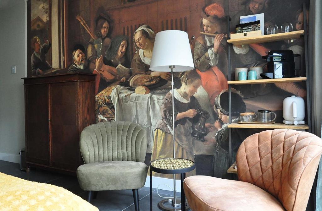 uma sala de estar com um quadro na parede em B&B Slotstraat em Dreischor
