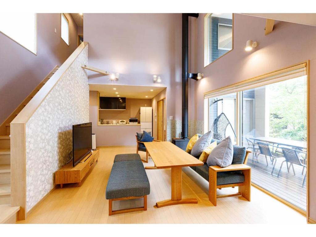 sala de estar con mesa y sofá en MORIHAKU - Vacation STAY 34533v en Kutsukake