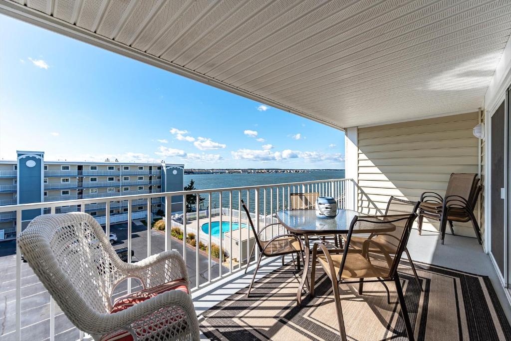 un balcon avec une table et des chaises et une vue sur l'océan dans l'établissement Family-Friendly Ocean City Condo Walk to Beach!, à Ocean City