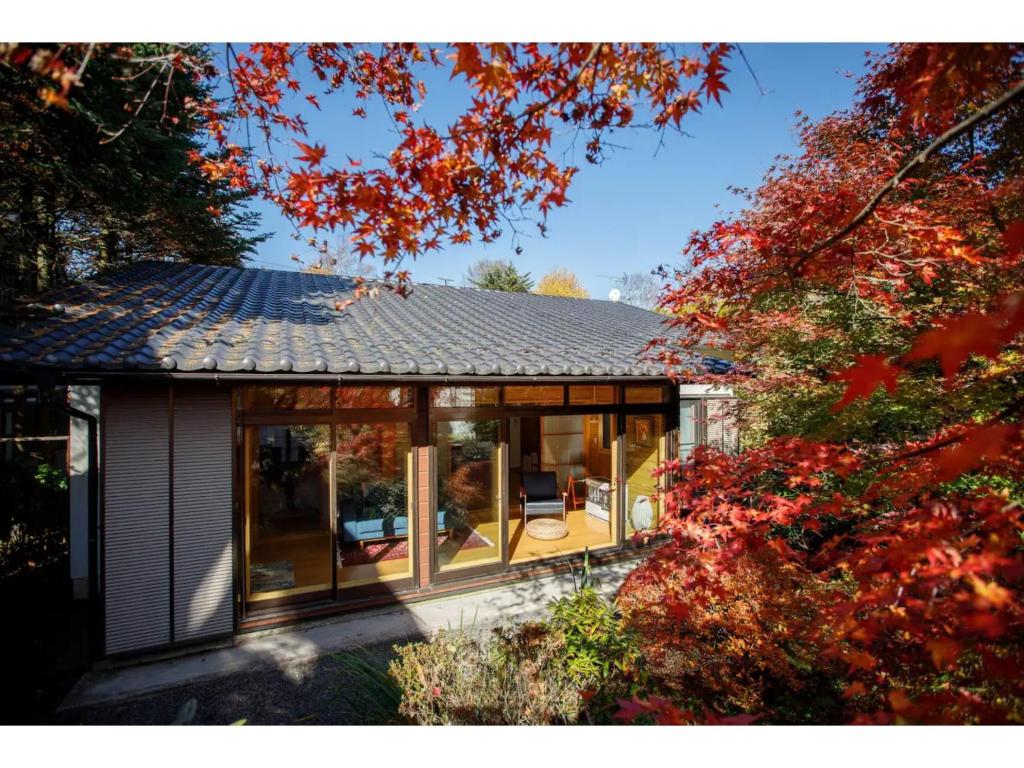 une maison avec des portes en verre et un toit dans l'établissement MORIHAKU - Vacation STAY 34604v, à Kutsukake