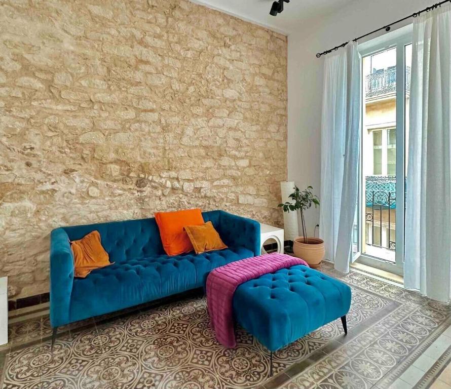 - un canapé bleu avec des oreillers colorés dans le salon dans l'établissement Alicante Beach Home, à Alicante