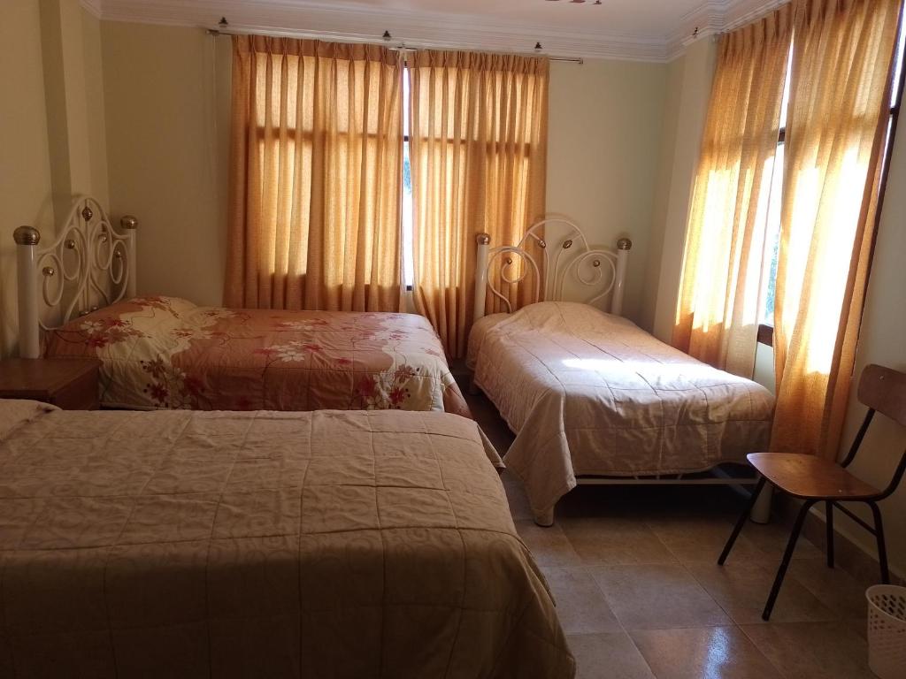 HoSTAL SANTA BARBARA - Habitación Triple Básica Con Baño Compartido