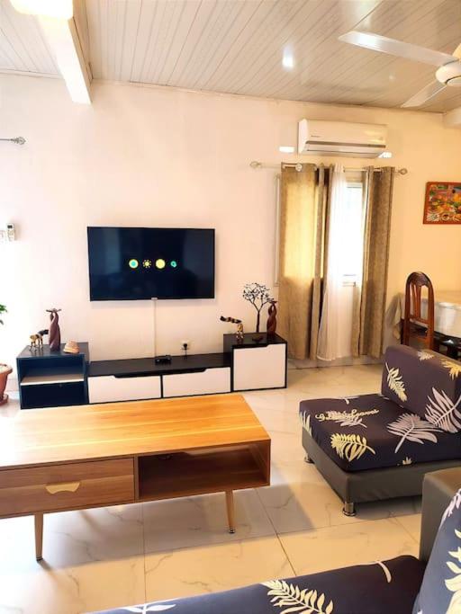 En TV eller et underholdningssystem på Villa KIMRAN
