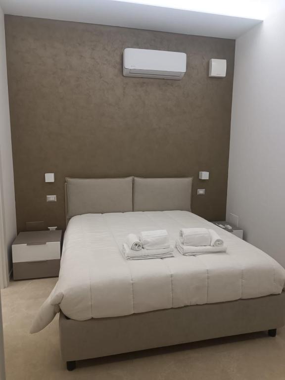 1 dormitorio con 1 cama con 2 toallas en Villa Matilde Monteroni, en Monteroni di Lecce