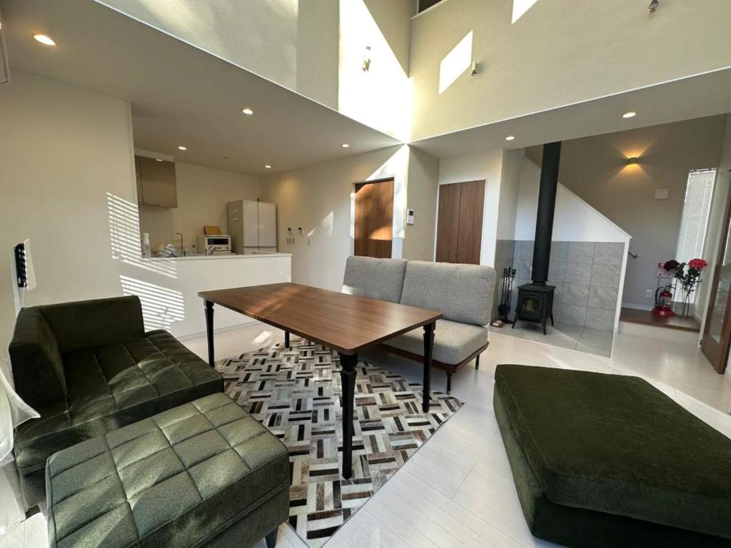 a living room with a table and a couch at MORIHAKU - Vacation STAY 34551v in Kutsukake