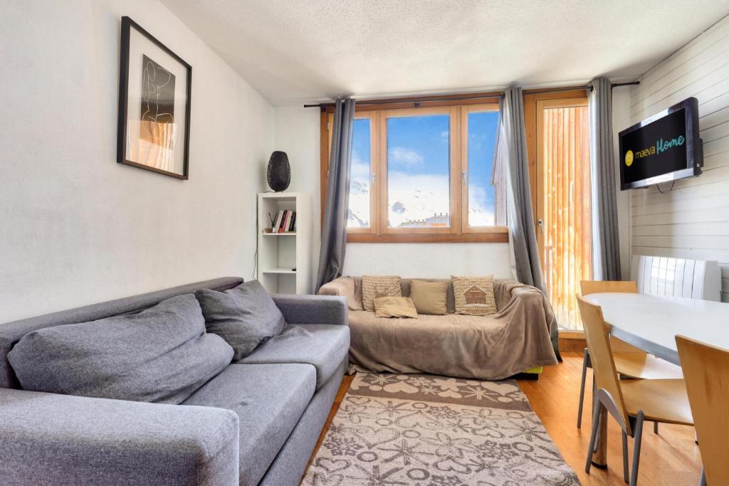un salon avec un canapé et une table dans l'établissement Appartement 2 pièces 6 personnes - maeva Home - Appartement 2 pièces 6 personnes - Sélection MAE-8604, à Avoriaz