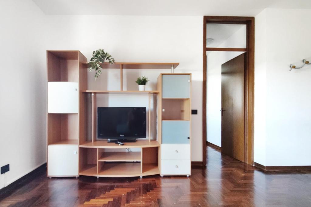 TV a/nebo společenská místnost v ubytování Attico con Parcheggio Privato
