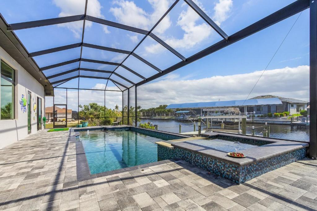 Gulf Access, Putting Green, Outdoor Kitchen, Heated Pool & Spa & MORE