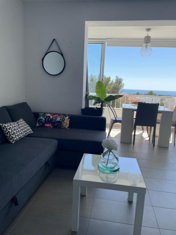 un salon avec un canapé bleu et une table dans l'établissement T2 soleil et mer, à Bandol