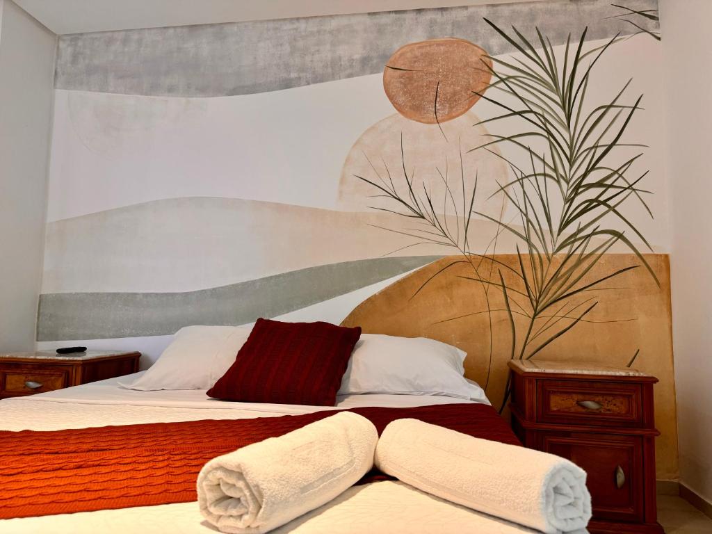 1 dormitorio con 1 cama con 2 toallas en O melhor na Praia do Futuro, en Fortaleza