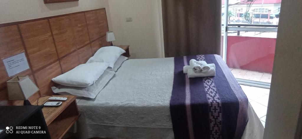 een slaapkamer met een bed met een handdoek erop bij Hotel Don Enrique in El Soberbio