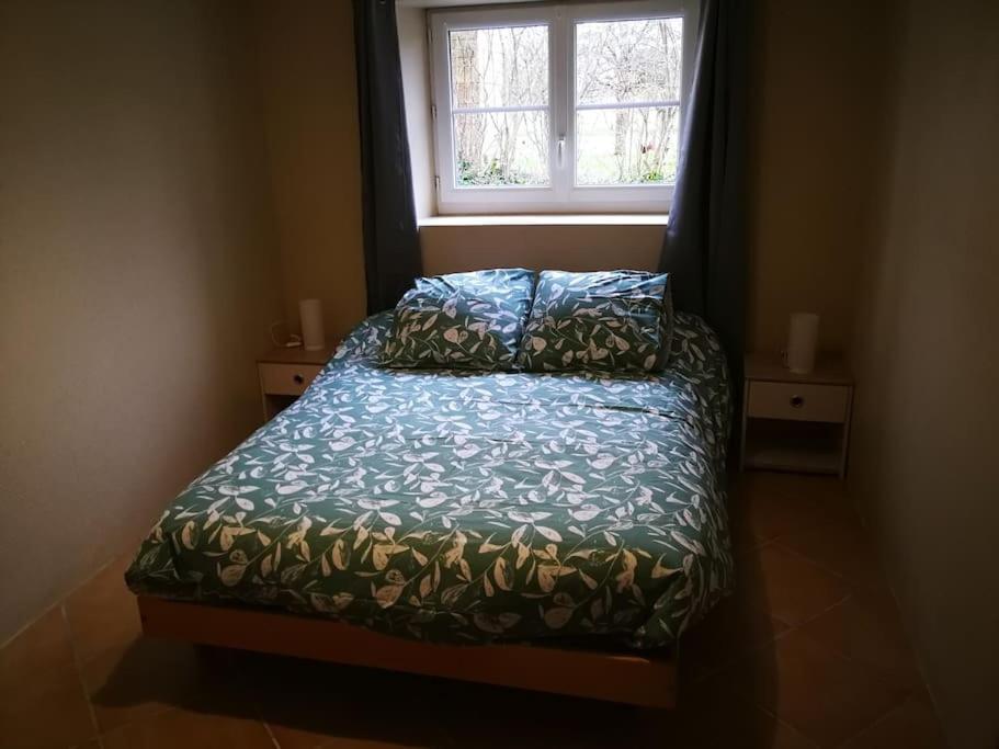 - une petite chambre avec un lit et une fenêtre dans l'établissement maison les vieilles cours, à Blosville