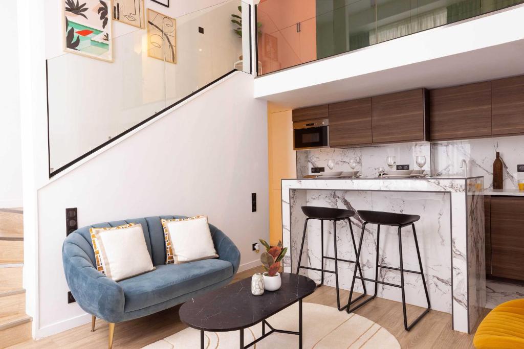un salon avec un canapé et une table dans l'établissement Bright Loft - 2BR-6P - Place Pigalle, à Paris