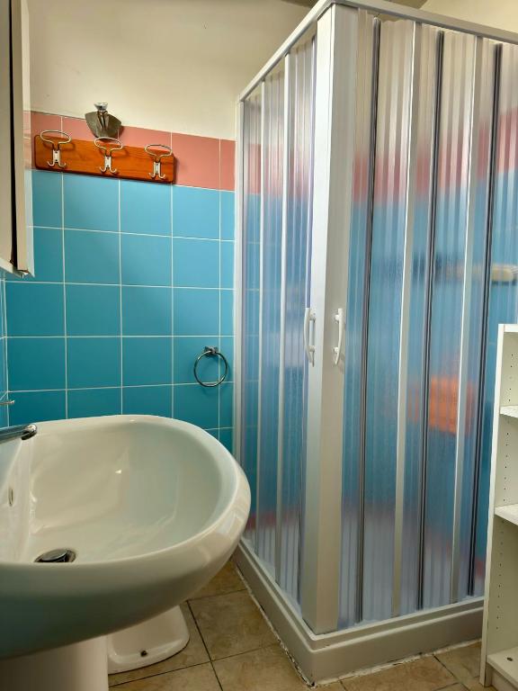 un bagno con lavandino e doccia di Sunset Village a Marina di Montenero