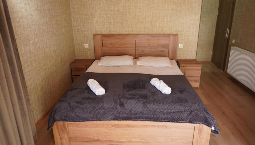 Llit o llits en una habitació de Archil and Nino Gigauri Guest House