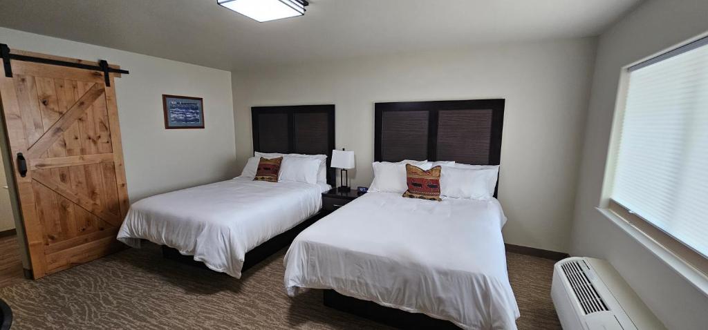 Eagle River Lodge - Queen Room