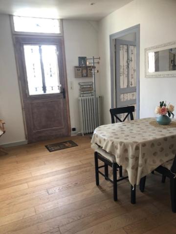 Habitación con mesa y puerta con ventana en Chambre dorée, en Pleurtuit