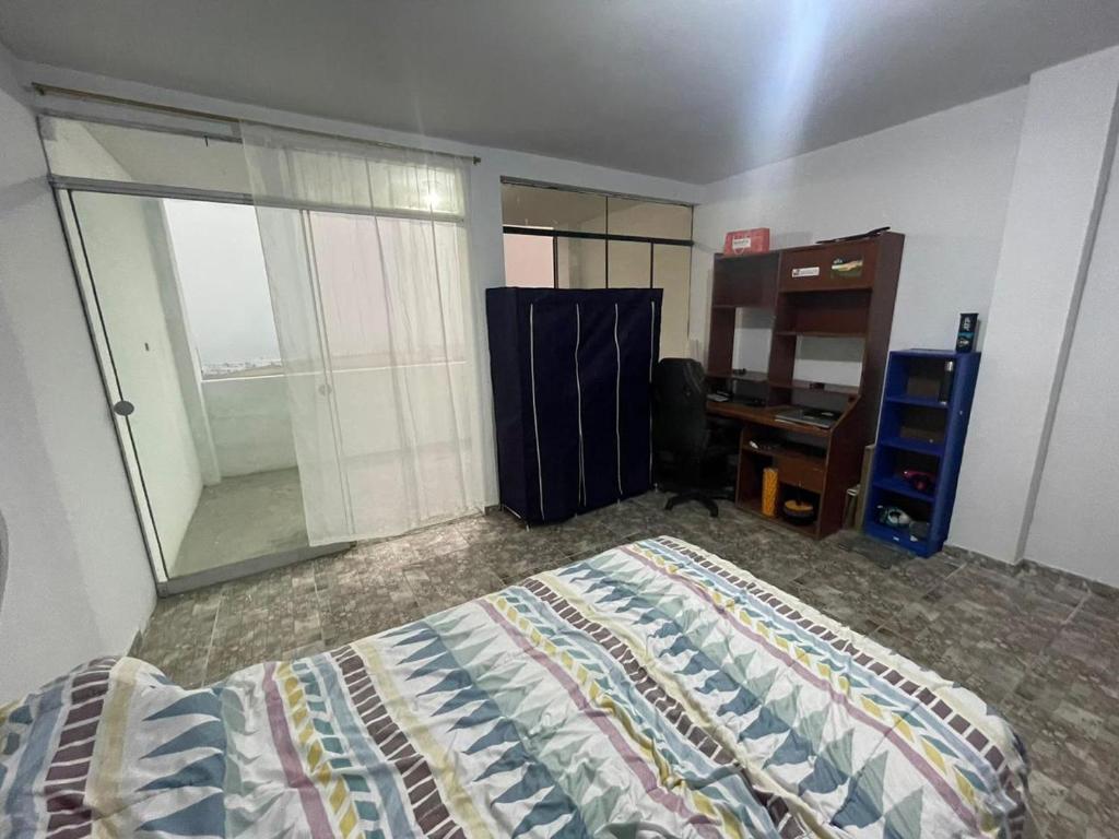 sypialnia z łóżkiem, biurkiem i lustrem w obiekcie Habitación con vista al mar w mieście Punta Negra