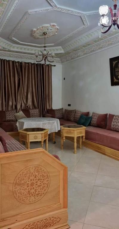 een woonkamer met banken en tafels en een plafond bij تجزئة القلم حي أطلس بني ملال 