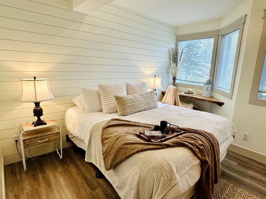 Tempat tidur dalam kamar di Tranquil ski golf spa