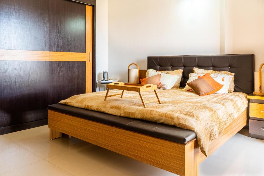 Un dormitorio con una cama grande y una mesa. en Chambres meublées Avenue Cheikh Anta Diop en Dakar