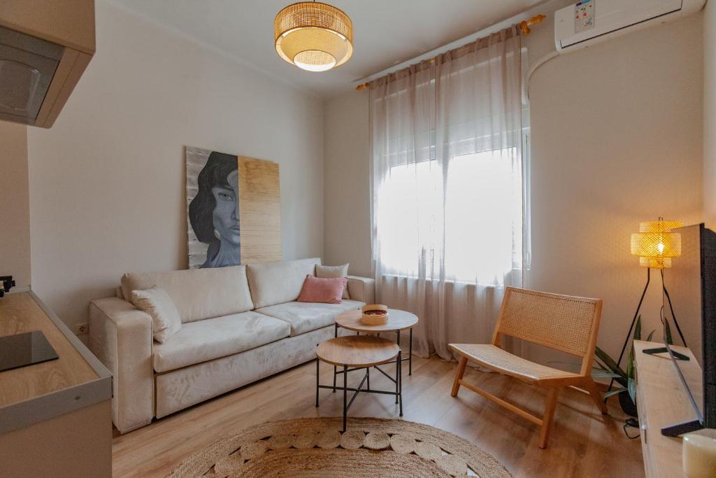 een woonkamer met een bank en een tafel bij DayDin Apartments - Din Kastoria in Kastoria