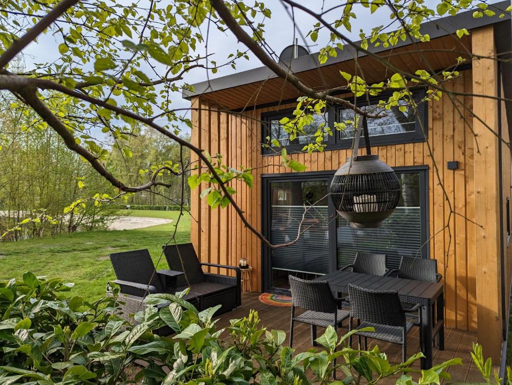 une terrasse avec des chaises et une maison dans l'établissement Tiny House Daniel, à Papenbourg